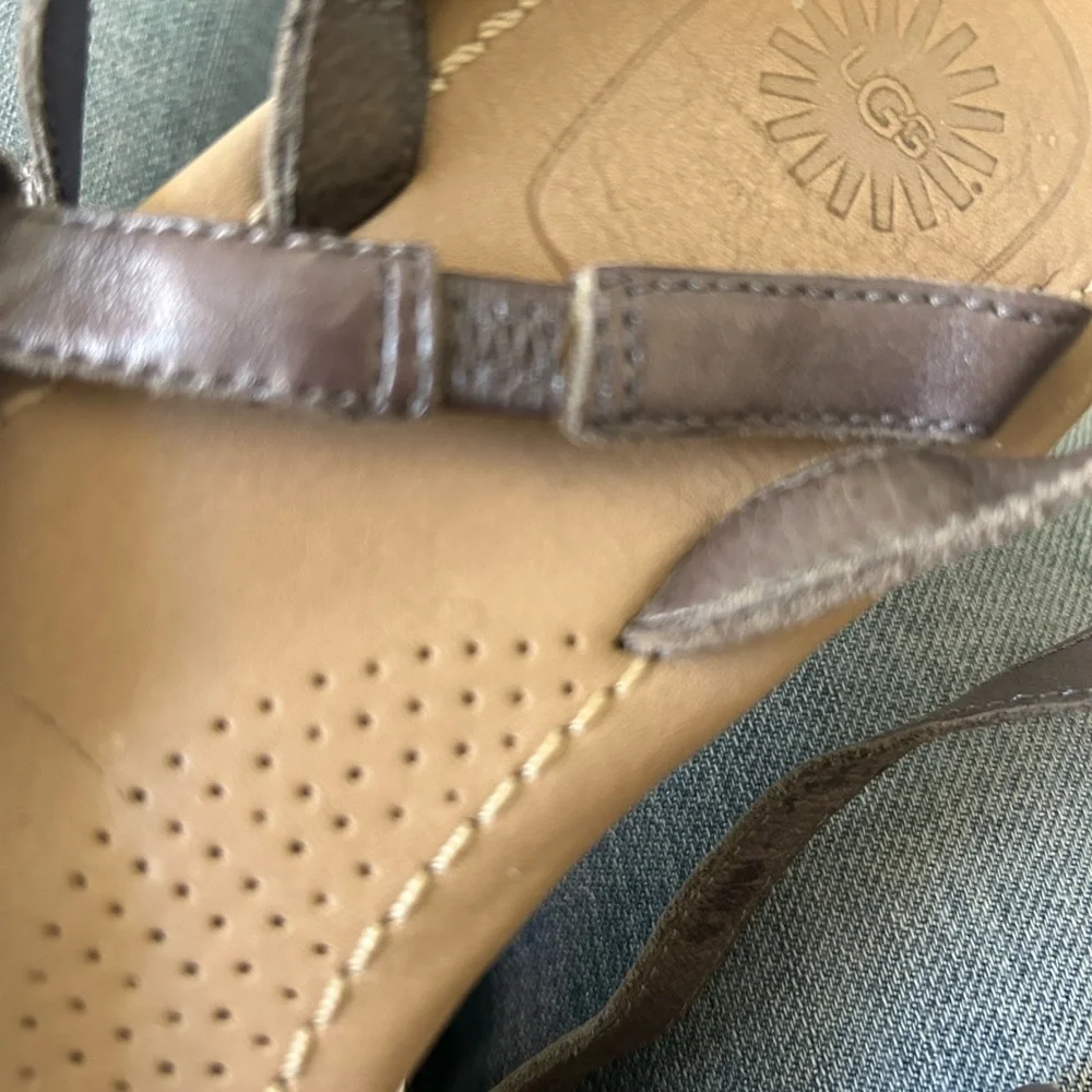 UGG LEATHER T-Strap SANDALS! Strappy ankle. Taupe/Dark Gray 9.5 GREAT Condition! - Picture 6 of 9